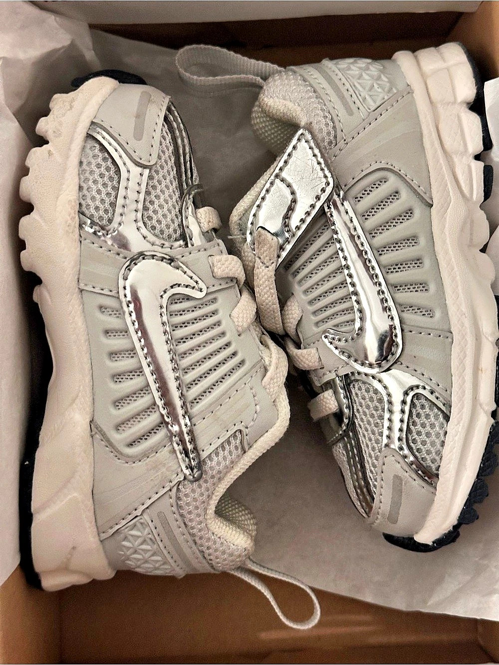 Nike Volmero Baby 5C Gray & White Sneakers Like New